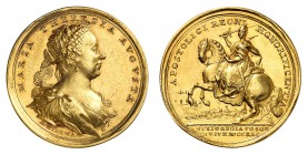 Marie-Thérèse, 1740-1780. 
Médaille en or frappée à l'occasion du couronnement hongrois de Marie-Thérèse en 1741, par A. Wideman. Buste drapé et coif...