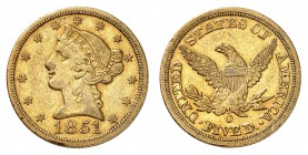 5 Dollars 1851 O, New Orleans. Tête de la Liberté à gauche, entourée de treize étoiles. Date en dessous / Ecusson sur une aigle aux ailes éployées, te...