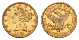 5 Dollars 1893 CC, Carson City. Tête de la Liberté à gauche, entourée de treize étoiles. Date en dessous / Ecusson sur une aigle aux ailes éployées, t...