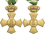 Orden deutscher Länder Sachsen
Allgemeines Ehrenzeichen mit Krone Verliehen 1907-1918. Bronze, vergoldet. 55 x 38 mm, 21,48 g. Am Dreiecksband OEK 22...