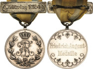 Orden deutscher Länder Sachsen
Friedrich-August-Medaille mit Bandspange Verliehen 28,5 mm, 15,54 g. Am Kämpferband mit Spange "Weltkrieg 1914-1916" u...