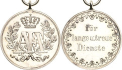 Orden deutscher Länder Sachsen
Dienstauszeichnung 2. Klasse für 15 Dienstjahre der Unteroffiziere und Soldaten Verliehen 1874-1913. Silber, 29 mm, 11...