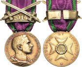 Orden deutscher Länder Sächsische Herzogtümer ab 1826
Silberne Verdienstmedaille mit Schwerterspange "1914" Verliehen 1915-1918. Silber, 30 mm, 20,17...