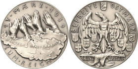 Drittes Reich
 Silbermedaille 1938 (K. Goetz) Anschluss Österreichs - Befreite Ostmark. Landkarte, daraus fünf emporgestreckte Hände / Adler über Lan...