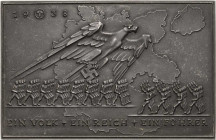 Drittes Reich
 Einseitige Eisengussplakette 1938 (unsigniert) Auf den Anschluss Österreichs an das Deutsche Reich. Adler mit Hakenkreuz in Fängen fli...