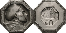 Reformation-Ereignisse und Jubiläen
 Achteckige Eisengussmedaille 1917 (Eugénie Lange) 400 Jahre Reformation. Brustbild von Luther mit Barett nach re...