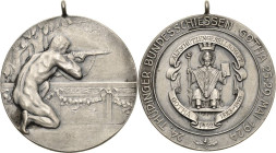 Schützenmedaillen
Gotha Silbermedaille 1924. 24. Thüringer Bundesschießen. Knieender Schütze vor verziertem Geländer, Gewehr im Anschlag haltend / Th...
