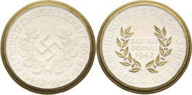 Schützenmedaillen
Gotha Weiße Porzellanmedaille 1942 (EH) 500-Jahrfeier der Altschützen-Gesellschaft Gotha. Hakenkreuz Im Eichenkranz / Schrift auf L...