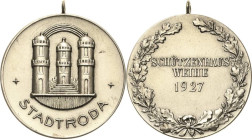 Schützenmedaillen
Stadtroda Silbermedaille 1927. Schützenhausweihe. Stadtwappen / 3 Zeilen Schrift im Eichenkranz. 33,5 mm, 14,28 g. Mit Originalhenk...