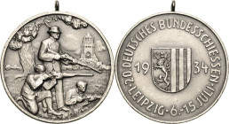 Schützenmedaillen - Bundesschießen
XX. Deutsches Bundesschießen 1934 - Leipzig Silbermedaille 1934 (C. Poellath) Drei Schützen auf einer Wiese vor Vö...