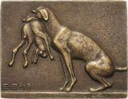 Beckmann, E. 1885-1957 Einseitige Bronzeplakette 1918. Hund mit gefasstem Hasen. 38 x 48,8 mm, 23,62 g Vorzüglich