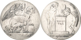 Dasio, Maximilian 1865-1954 Versilberte Bronzemedaille 1905 (C. Poellath) Vanitas. Sphinx nach rechts, dessen linke Vorderpranke auf einer Kugel ruht ...