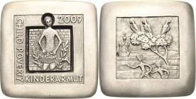 Grupp, Arthur K. Silbergussmedaille 2009 (Firma Liebl, Tiefenbronn) Kinderarmut. Unbekleidete Kinder, die die letzten Lebensmittel verteilen, die sie ...
