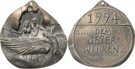Güttler, Peter Götz *1939 Weißmetallgussmedaille 1993. Zum neuen Jahr 1994. Nacktes Paar, davor Geier mit ausgebreiteten Schwingen und Herz im Schnabe...