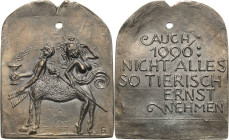 Güttler, Peter Götz *1939 Weißmetallgussplakette 1995. Zum neuen Jahr 1996. Fabelwesen bestehend aus Zentaur, Dionysos mit Panflöte und Mänade mit Thy...