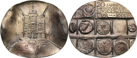 Güttler, Peter Götz *1939 Weißmetallgussmedaille 1999. 20 Jahre Münzverein Bischofswerda. Blick durch einen Hof mit rundem Brunnenbecken auf die Fassa...