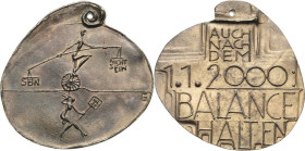 Güttler, Peter Götz *1939 Weißmetallgussmedaille 1999. Zum neuen Jahr 2000. Seiltänzer auf Einrad mit Balancierstange, darunter schaukelnde Frau / 6 Z...