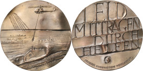 Güttler, Peter Götz *1939 Weißmetallgussmedaille 2002. Jahrhundert-Flutkatastrophe an Donau und Elbe. Überflutete Landschaft, Hubschrauber rettet Mens...