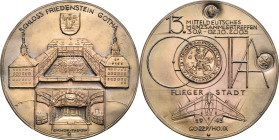 Güttler, Peter Götz *1939 Weißmetallgussmedaille 2005. 13. Mitteldeutsches Münzsammlertreffen in Gotha. Schloss Friedenstein von Süden, darüber Stadtw...