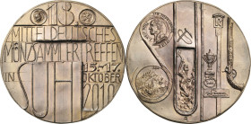 Güttler, Peter Götz *1939 Weißmetallgussmedaille 2010. 18. Mitteldeutsches Münzsammlertreffen in Suhl. 18 zwischen zwei Signets, unten Schrift / In de...