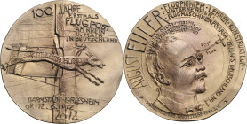Güttler, Peter Götz *1939 Weißmetallgussmedaille 2012. 100 Jahre Flugpost Darmstadt-Griesheim. Flugzeug im flug nach rechts in der Aufsicht mit Blick ...
