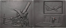 Kill, Agatha Eisengussplakette 2013. 100 Beginn des ersten Weltkrieges. Schweres Geschütz von 1914 mit drei Mann Bedienung / Computertisch mit zwei kl...