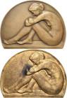 Staudinger, Luise 1879-1967 Einseitige Bronzemedaille 1909. Nackte Frau sitzt gebeugt nach links. 32 x 50mm, 28,21 und 32,45 g (ein Exemplar mit Befes...