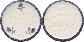Porzellanmedaillen - Medaillen der Meißner Porzellanmanufaktur
Meißen Weiße Porzellanmedaille 1921. Schulfest der Höheren Mädchenschule. 3 Zeilen Sch...