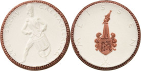 Porzellanmedaillen - Medaillen der Meißner Porzellanmanufaktur
Meißen Weiße Porzellanmedaille 1922. Sächsischer Grenadiertag. Granadier beim Trommeln...