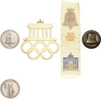 Olympische Spiele
Lot-4 Stück Berlin 1936 - XI. Olympische Sommerspiele: Emailliertes Besucherabzeichen - Brandenburger Tor, versilberte Bronzemedail...