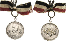 Medaillen und Abzeichen
 Versilberte Bronzemedaille o.J. (1900). Auf die Niederschlagung des chinesischen Boxeraufstandes in Peking. Brustbild des pr...
