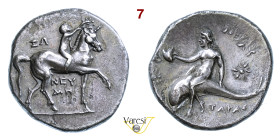 CALABRIA - Tarentum - (280-272 a.C.) Nomos o Didramma Neume e Poli magistrati D/ Efebo con corona su cavallo al passo R/ Taras su delfino, regge un el...