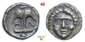 TRACIA - APOLLONIA PONTICA (450-350 a.C.) Diobolo D/ Ancora; a s. A e a d. gambero R/ Testa frontale della Gorgone SNG Cop. 459 Sear 1657 Ag g 1,25 mm...