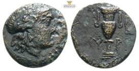 AEOLIS. Myrina. Ae (2nd-1st centuries BC).
Obv: Laureate head of Apollo right.
Rev: MY - PI.
Amphora, lyre in right field.
BMC 27-31. 3,80g 16,8mm