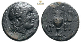 AEOLIS. Myrina. Ae (2nd-1st centuries BC).
Obv: Laureate head of Apollo right.
Rev: MY - PI.
Amphora, lyre in right field.
BMC 27-31. 3,24g 16,9mm