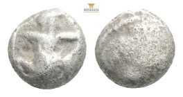 ACHAEMENID EMPIRE. Time of Artaxerxes I to Artaxerxes II (Circa 450-375 BC). Siglos. Sardes .
Obv: Persian king in kneeling-running stance right, hold...