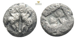 Lesbos, Unattributed early mint (ca 500-450 BC) AR Obol 
Obv: Confronted boars’ heads
Rev: Rough incuse square punch.
Ref: SNG Copenhagen 288 0,56g 7,...