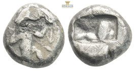 ACHAEMENID EMPIRE. Time of Artaxerxes I to Artaxerxes II (Circa 450-375 BC). Siglos. Sardes .
Obv: Persian king in kneeling-running stance right, hold...