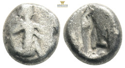 ACHAEMENID EMPIRE. Time of Artaxerxes I to Artaxerxes II (Circa 450-375 BC). Siglos. Sardes .
Obv: Persian king in kneeling-running stance right, hold...