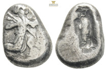 ACHAEMENID EMPIRE. Time of Artaxerxes I to Artaxerxes II (Circa 450-375 BC). Siglos. Sardes .
Obv: Persian king in kneeling-running stance right, hold...