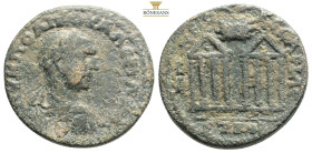 Pont, Néocésarée. Valériane I.A.D. 253-260. Æ

AVK ΠO ΛIK OVAΛEPIANOC, buste lauré, drapé et cuirassé à droite / MH NЄOKЄCAPIAC, ET PYB, deux temples ...