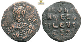 BYZANTINE EMPIRE. Leo VI, 886-912. Æ follis.Constantinople 4,80g 26,6mm