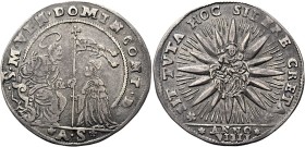 VENEZIA
Domenico Contarini Doge CIV, 1659-1675.
Osella anno VIIII, 1667.
Dr. S M VEN DOMIN CONT D. S. Marco, seduto a d., consegna il vessillo al D...