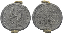 VENEZIA
Andrea Gritti Doge LXXVII, 1523-1532.
Bolla plumbea.
Dr. •S•M•VENET• (lungo l’asta) DVX - AND•GRITI•. San Marco, stante verso s., tiene con...