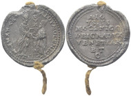 VENEZIA
Alvise I Mocenigo Doge LXXXV, 1570-1577.
Bolla plumbea con cordone.
Dr. S•M•VENETI• (lungo l’asta) DVX - ALOY•MOCENIC•. San Marco, stante v...
