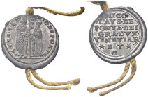 VENEZIA
Nicolò Da Ponte Doge LXXXVII, 1578-1585. 
Bolla plumbea.
Dr. S M VENET (lungo l’asta) DVX - NIC DEPONTE. San Marco, stante verso s., tiene ...