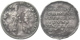 VENEZIA
Marino Grimani Doge LXXXIX, 1595-1605.
Bolla in argento "a scatoletta".
Dr.•S•M•VENET* (lungo l’asta) DVX - •MARIN GRIM•. San Marco, stante...