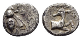 IONIA. Ephesos. (Circa 380-290 BC). Trihemiobol.

Obv : E - Φ.
Bee.

Rev : E - Φ.
Forepart of kneeling stag right, head reverted.
BMC 54.

Condition :...