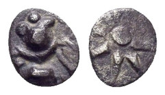 IONIA.Ephesus.(Circa 500-450 BC).Hemitetartemorion.

Obv : Bee.

Rev : Star with eight rays.
SNG Kayhan 135; SNG Tubingen 2759; MK 46.

Condition : Go...