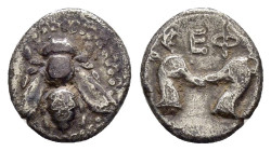 IONIA. Ephesos. (Circa 390-325 BC). Diobol.

Obv : E - Φ.
Bee.

Rev : EΦ.
Confronted heads of stags.
SNG von Aulock 1835.

Condition : Good very fine....